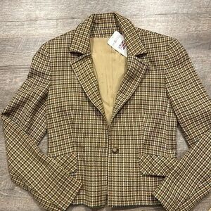 Peach/brown/blue houndstooth short blazer. Fits like a medium.